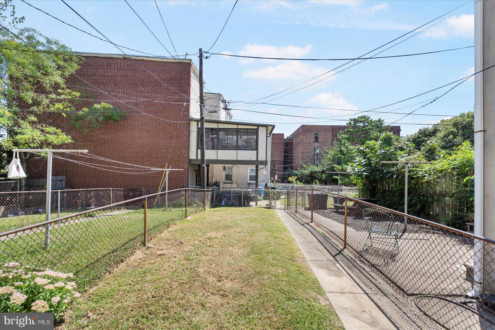 535 Mosher Street Baltimore, MD 21217 - Photo 26 of 28 a view of a balcony with yard