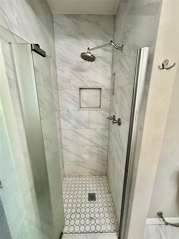 306 Line Drive Gainesville, TX 76240 - Photo 17 of 20 Primary Bathroom Tile Shower