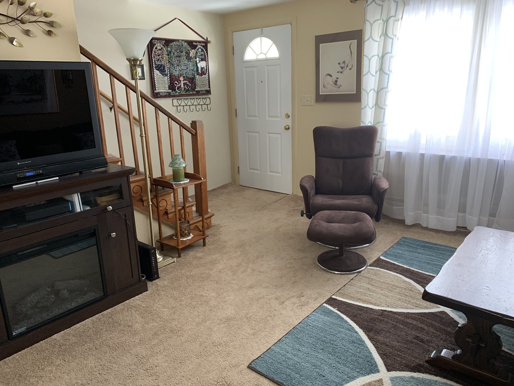 86 Manor Court, Unit 86 Springfield, MA 01118 - Photo 3 of 6 Gallery Image 3