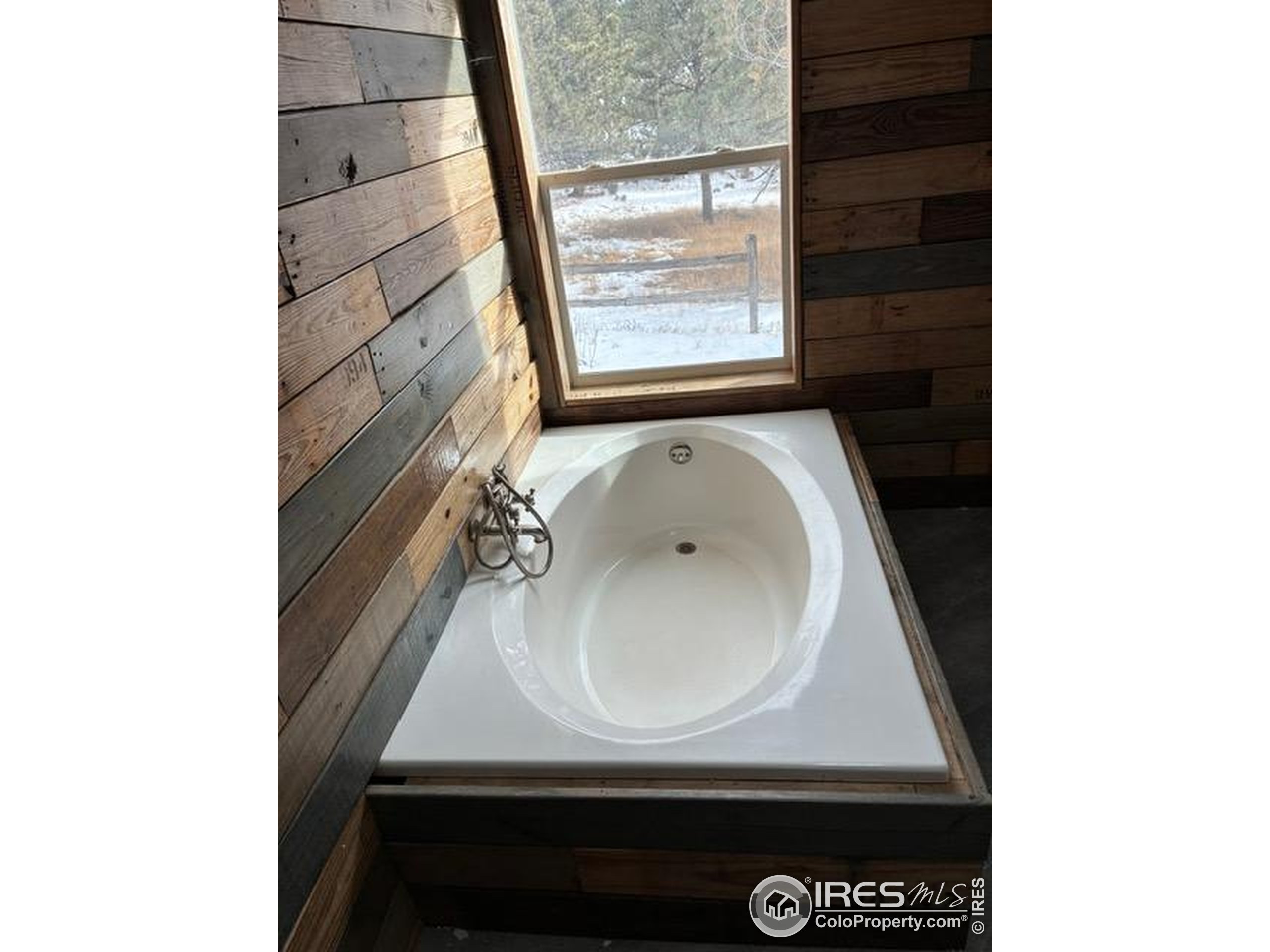 1759 Arapahoe Drive Florissant, CO 80816 - Photo 20 of 40 a room with a window