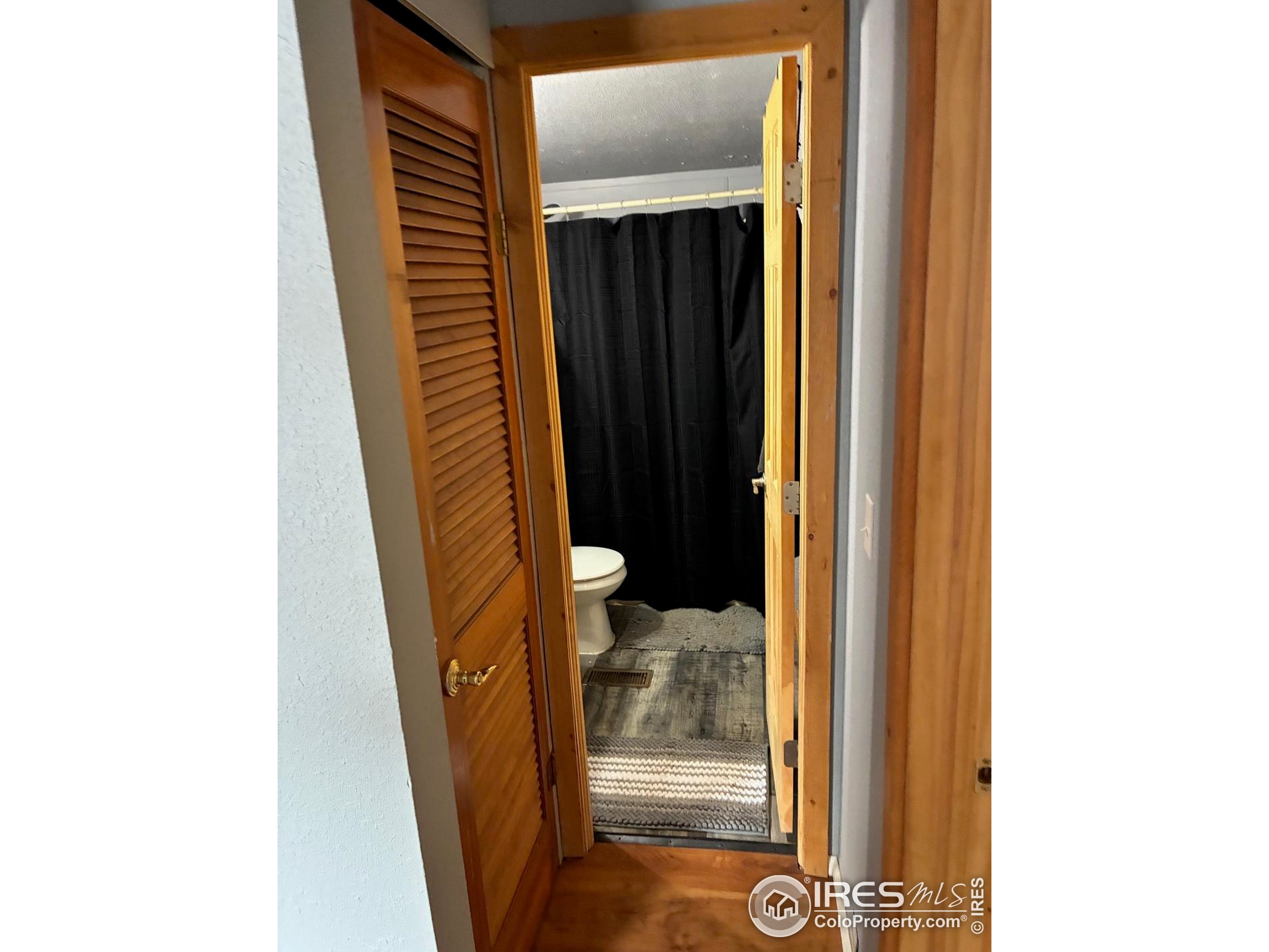 1759 Arapahoe Drive Florissant, CO 80816 - Photo 31 of 40 a bathroom with a shower