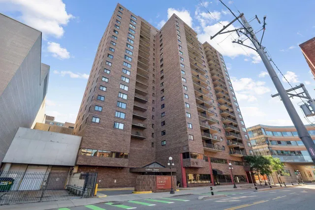 $98,000 | 26 West 10th Street, Unit 1005, St. Paul, MN 55102