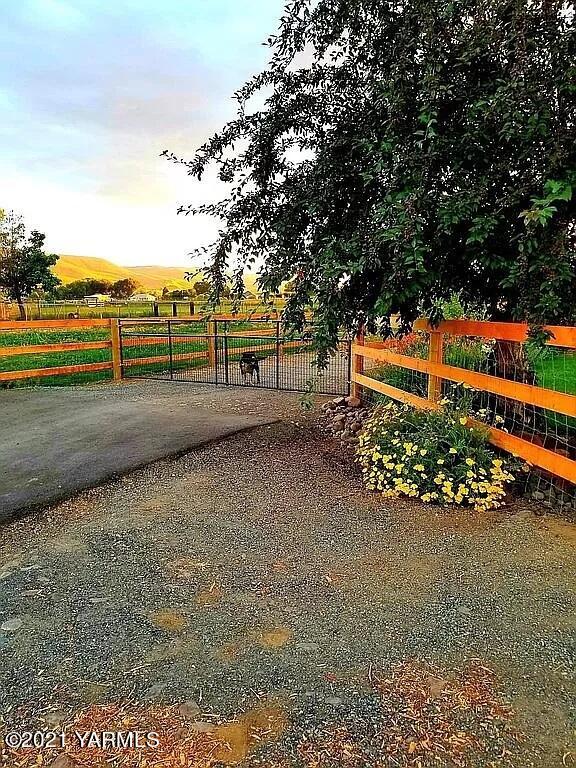 7302 South Moore Road Prosser, WA 99350 - Photo 11 of 24 a view of a pathway with a yard