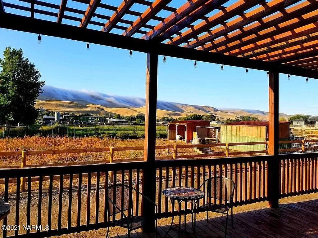 7302 South Moore Road Prosser, WA 99350 - Photo 12 of 24 a view of city from a balcony
