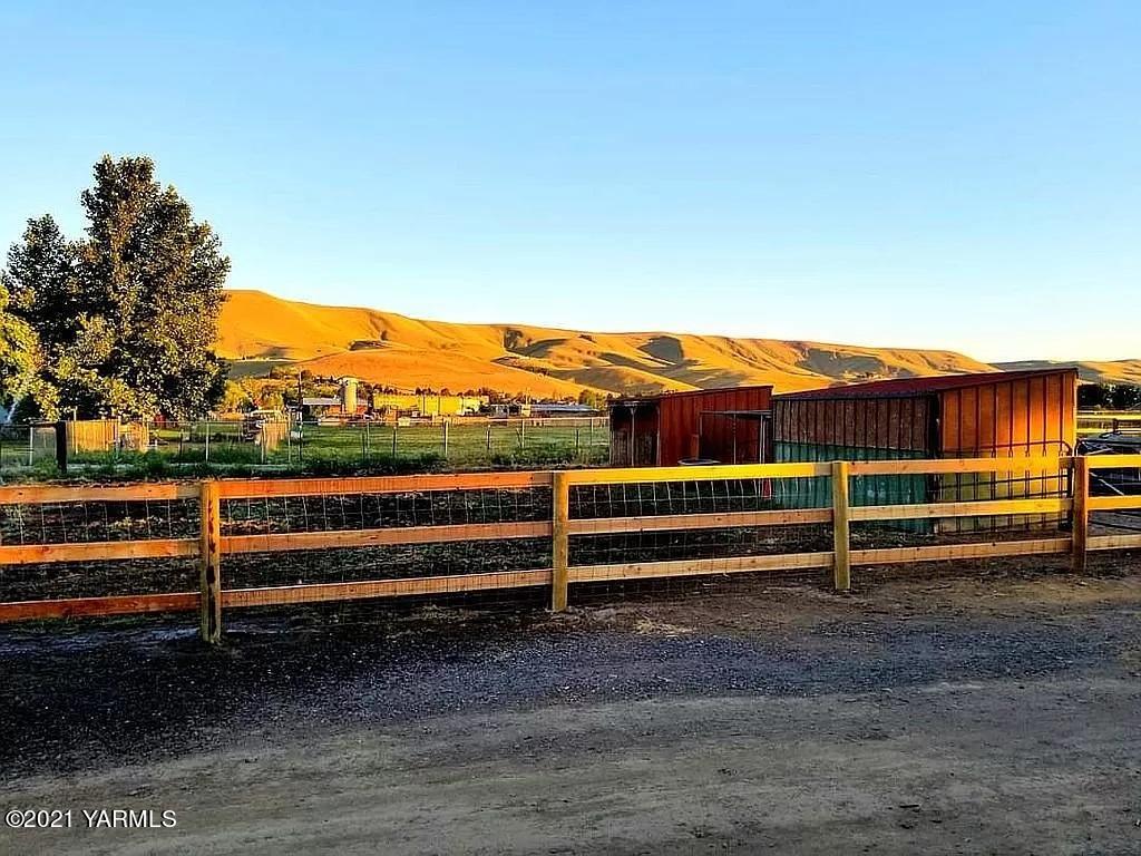 7302 South Moore Road Prosser, WA 99350 - Photo 13 of 24 a backyard of a house with wooden fence