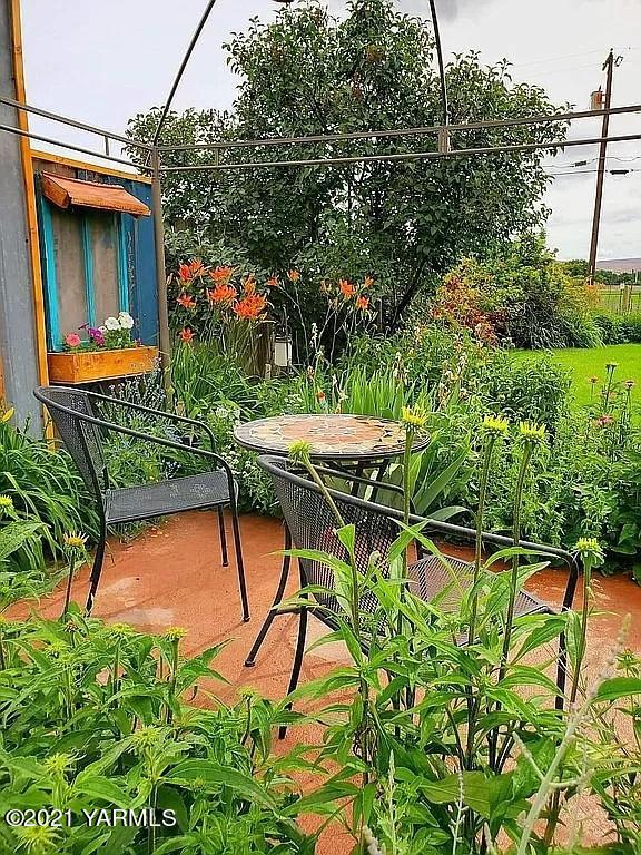 7302 South Moore Road Prosser, WA 99350 - Photo 24 of 24 a view of backyard with seating area and green space
