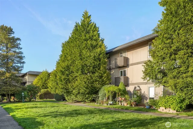 $305,000 | 1425 South Puget Drive, Unit 213, Renton, WA 98055