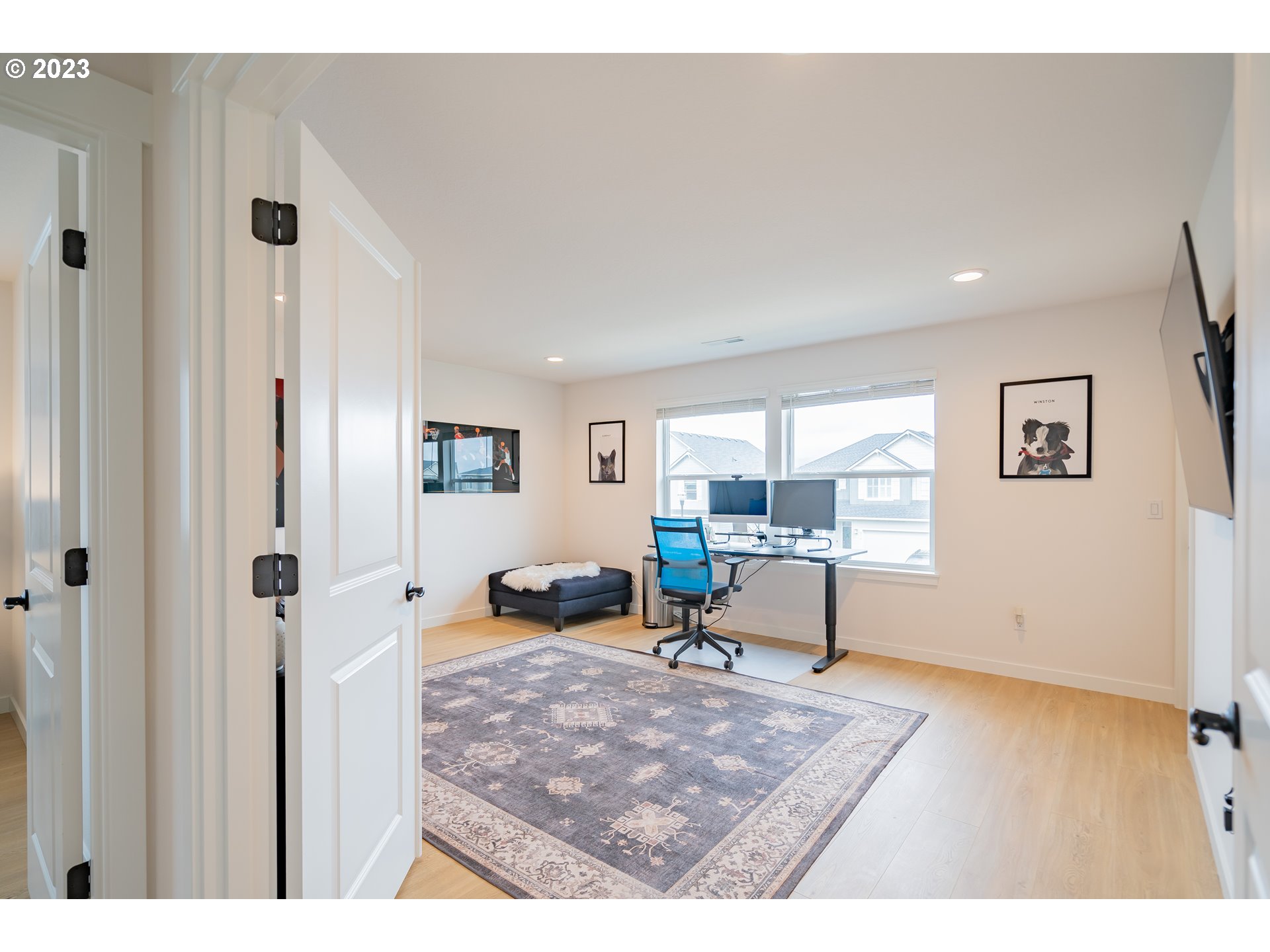 8719 North 1st Street Ridgefield, WA 98642 - Photo 27 of 45 a workspace with furniture and a window