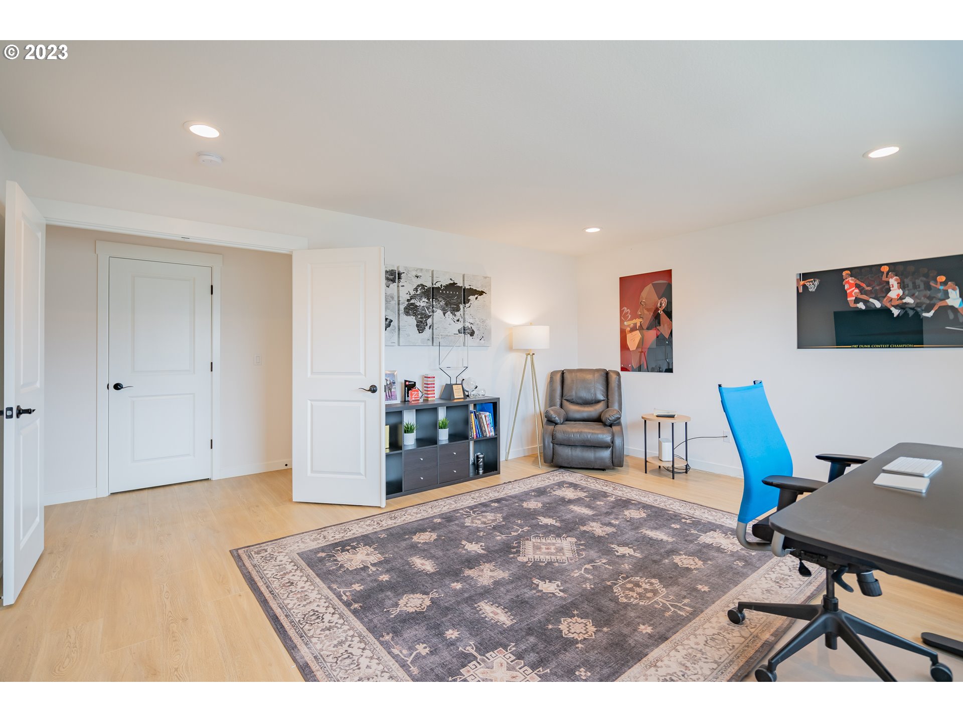 8719 North 1st Street Ridgefield, WA 98642 - Photo 29 of 45 a workspace with furniture and window