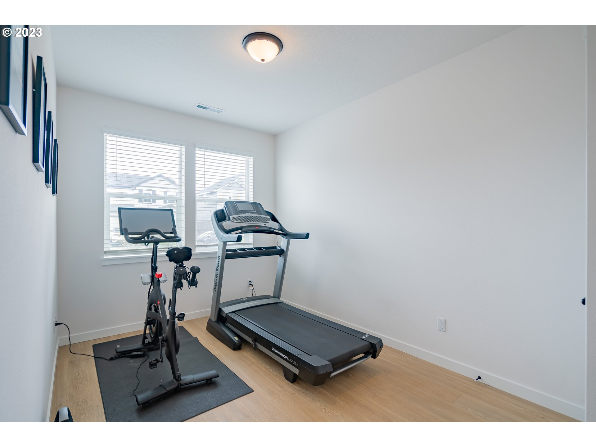 8719 North 1st Street Ridgefield, WA 98642 - Photo 4 of 45 a room with gym equipment