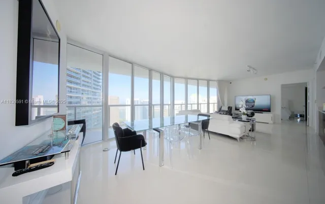 $1,070,000 | 495 Brickell Avenue, Unit 4004, Miami, FL 33131