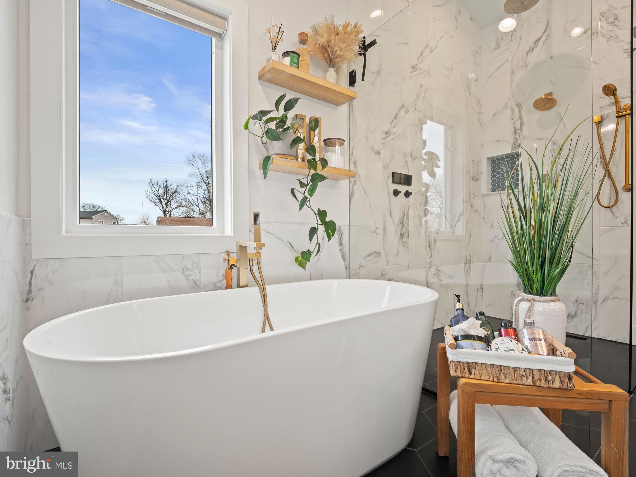 428 Royal Beach Road Pasadena, MD 21122 - Photo 20 of 42 Separate soaking tub