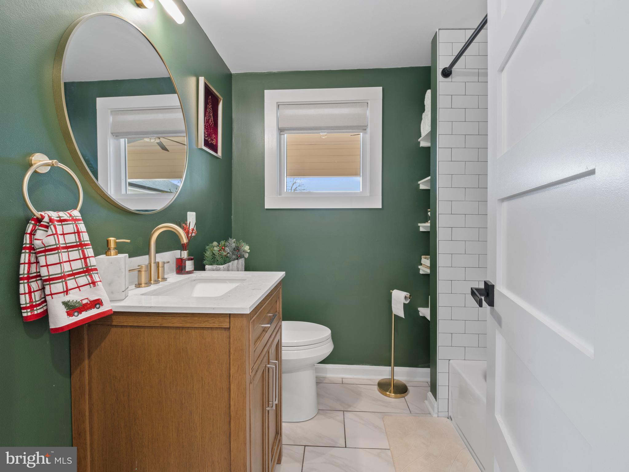 428 Royal Beach Road Pasadena, MD 21122 - Photo 28 of 42 Main level hallway bath