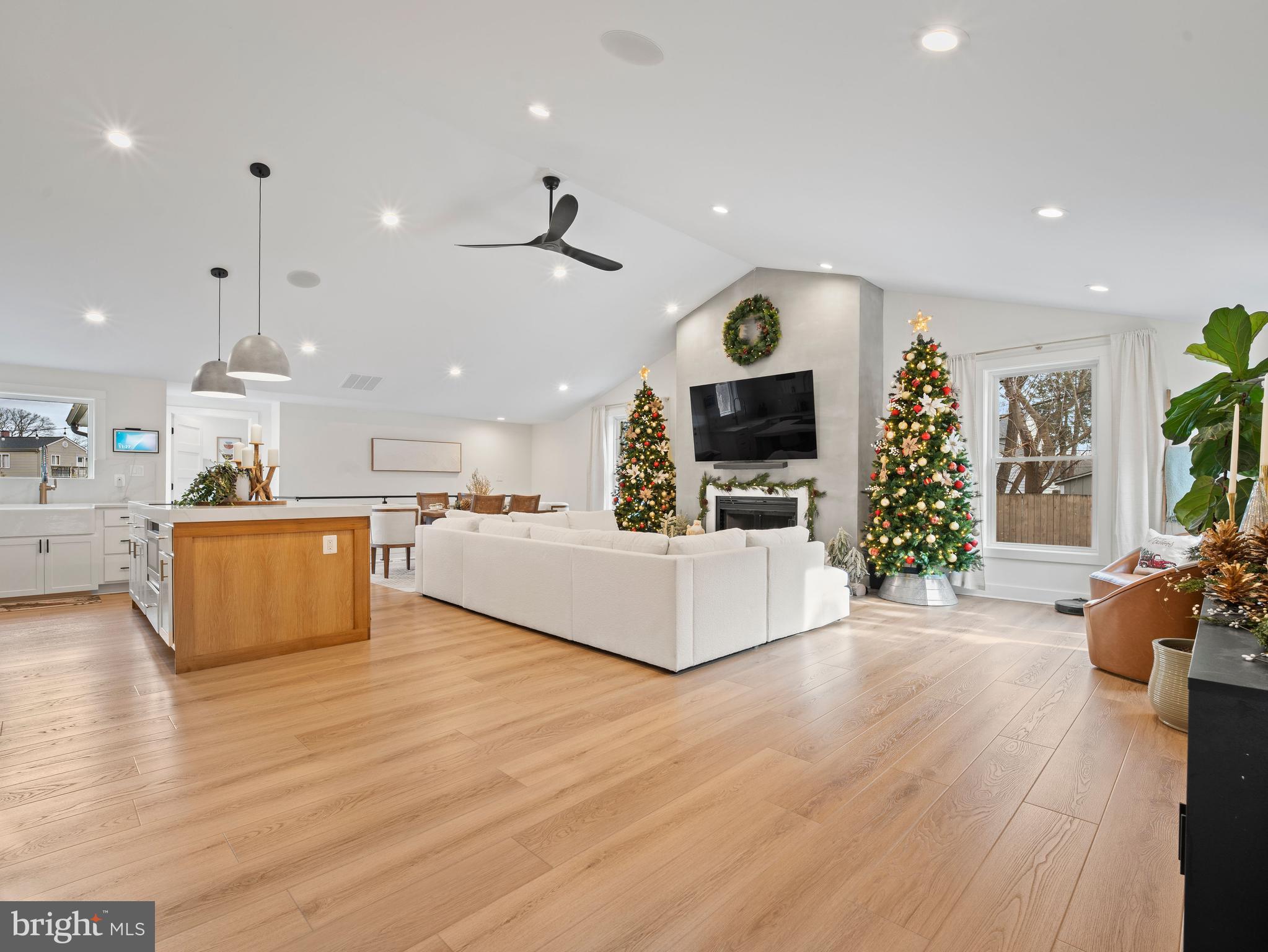 428 Royal Beach Road Pasadena, MD 21122 - Photo 42 of 42 Open floor plan w/ vaulted ceilings