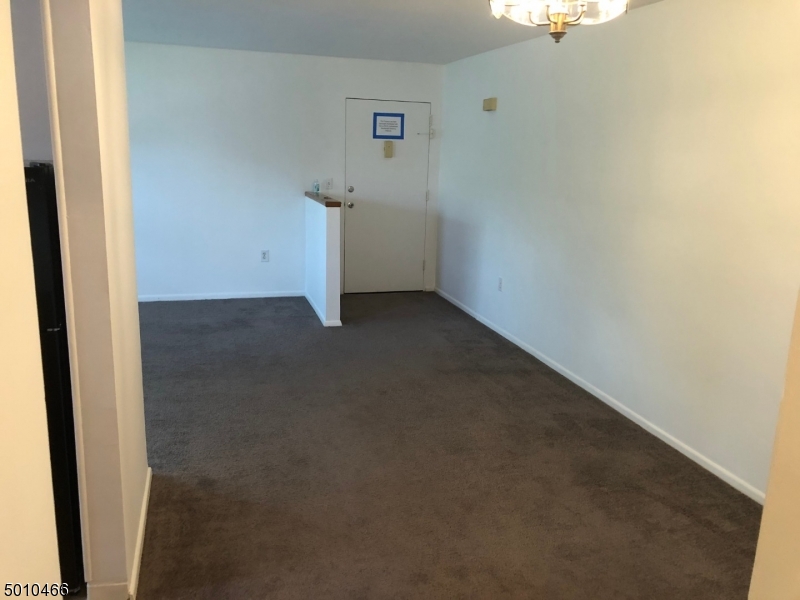 16 Knox Terrace Wayne, NJ 07470 - Photo 4 of 13