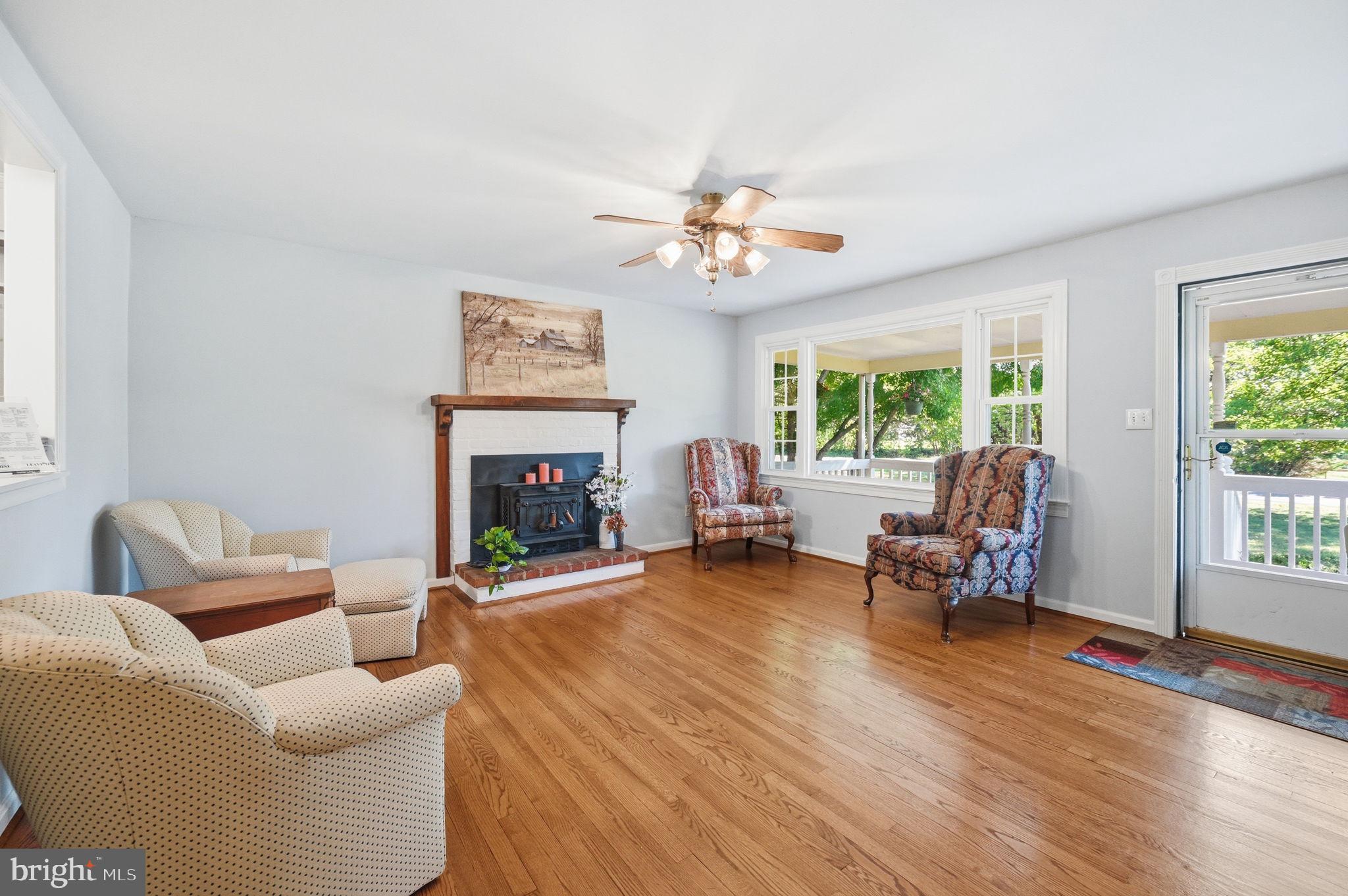 9337 Everona Road Unionville, VA 22567 - Photo 4 of 46 Bright and inviting living room.