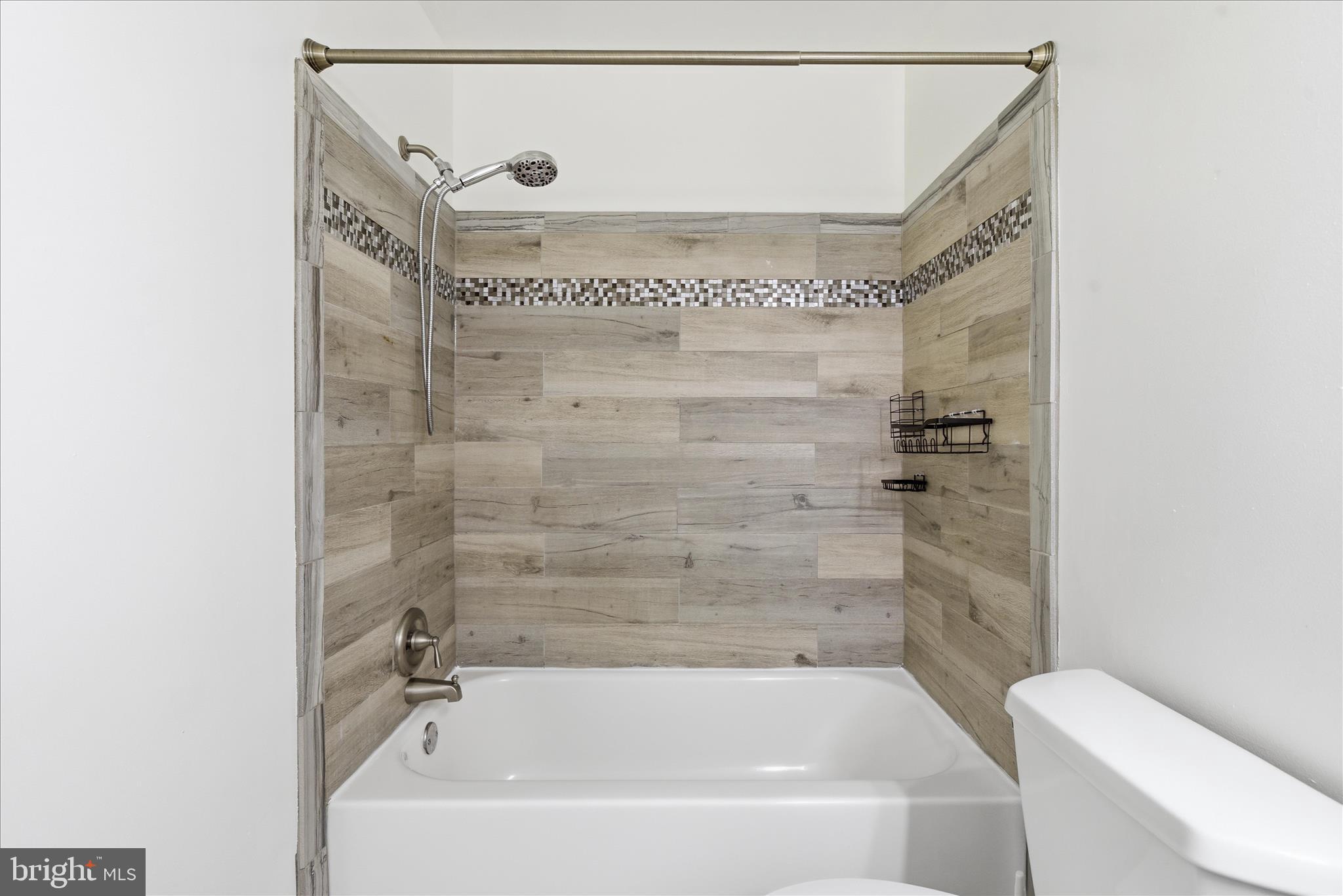 4167 Churchman Way Woodbridge, VA 22192 - Photo 26 of 36 a bathroom with a bathtub