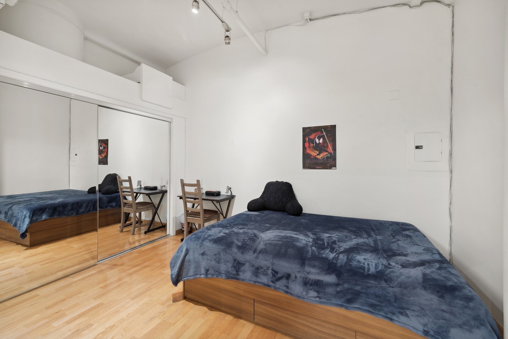 801 South Wells Street, Unit 510 Chicago, IL 60607 - Photo 9 of 11 a living room with furniture