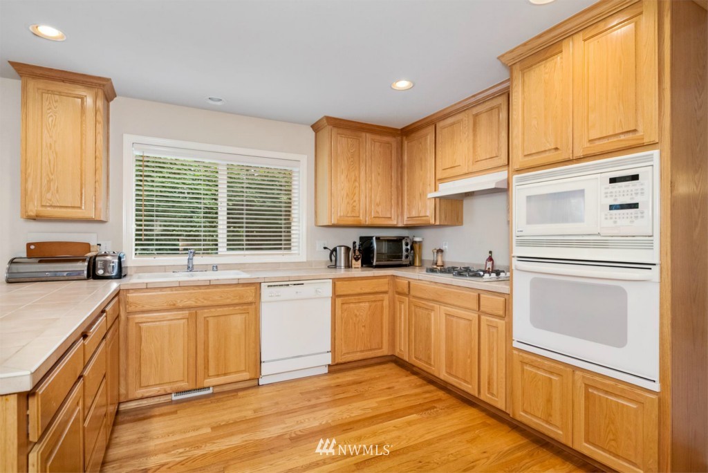 1128 185th Place Southeast Bothell, WA 98012 - Photo 9 of 20 Gallery Image 9