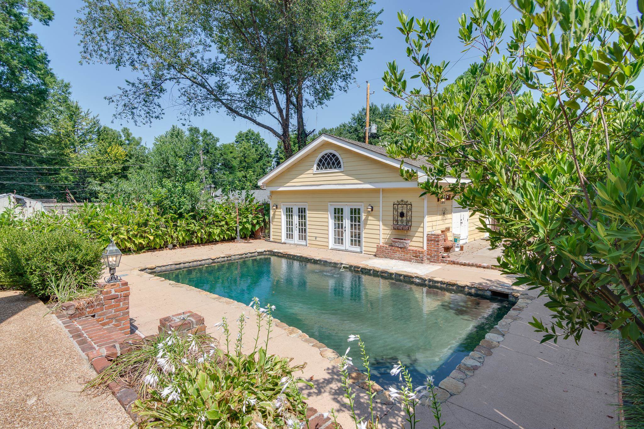 1680 Carruthers Place Memphis, TN 38112 - Photo 28 of 36 a front view of a house with yard