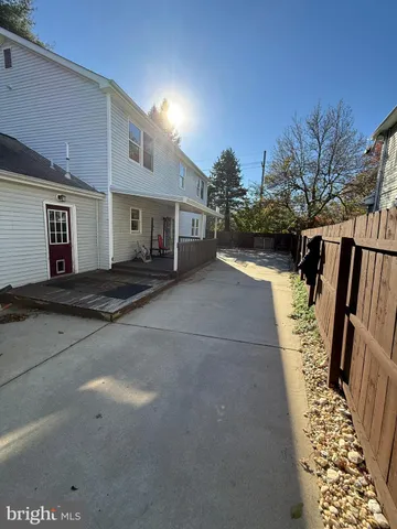 a view of a house with backyard and trees
