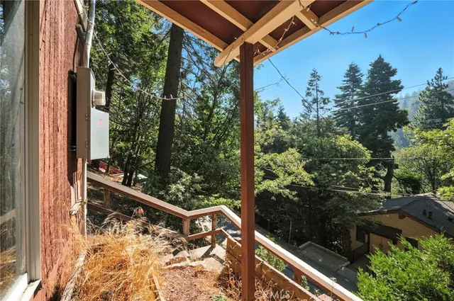 a view of a backyard