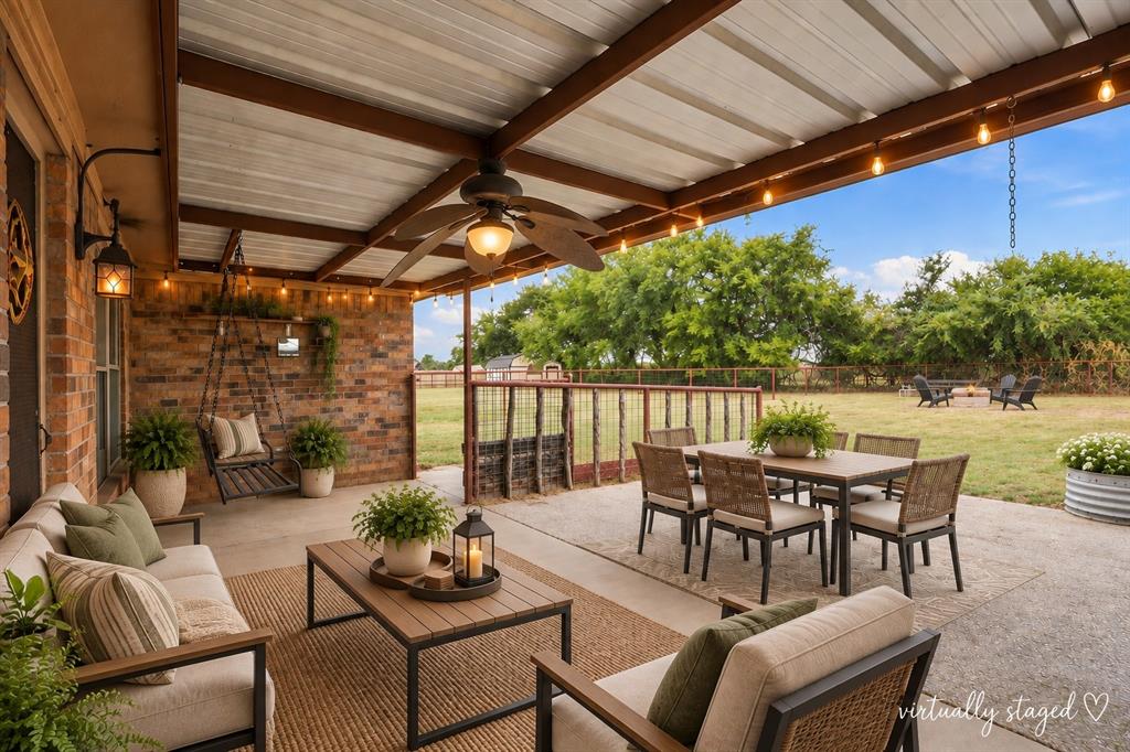 108 Chisolm Trail Court Springtown, TX 76082 - Photo 5 of 32 Gallery Image 5