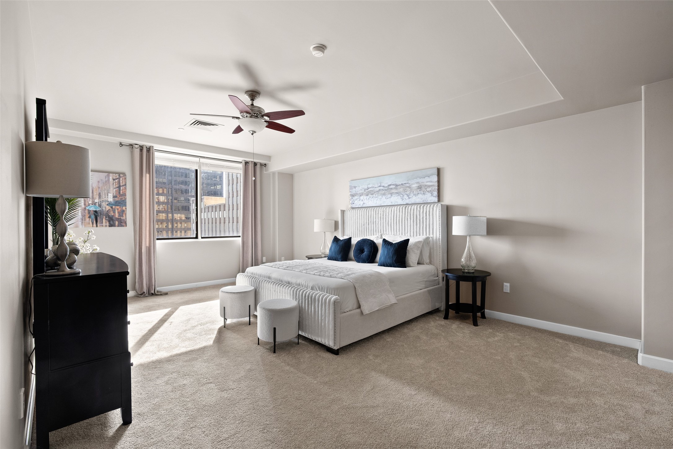 914 Main Street, Unit 1902 Houston, TX 77002 - Photo 13 of 32 a spacious bedroom with a bed and a chandelier