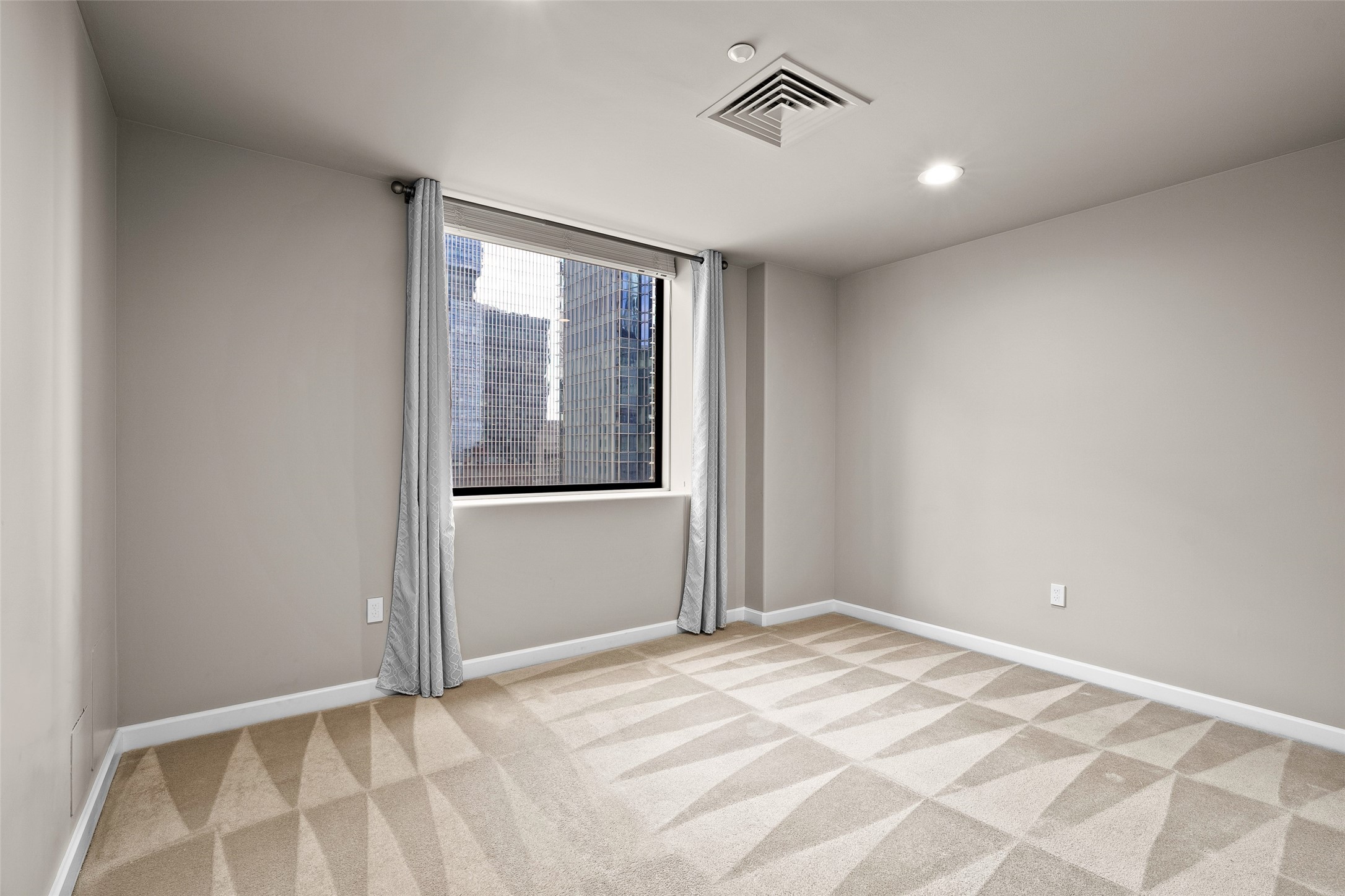 914 Main Street, Unit 1902 Houston, TX 77002 - Photo 19 of 32 a view of an empty room