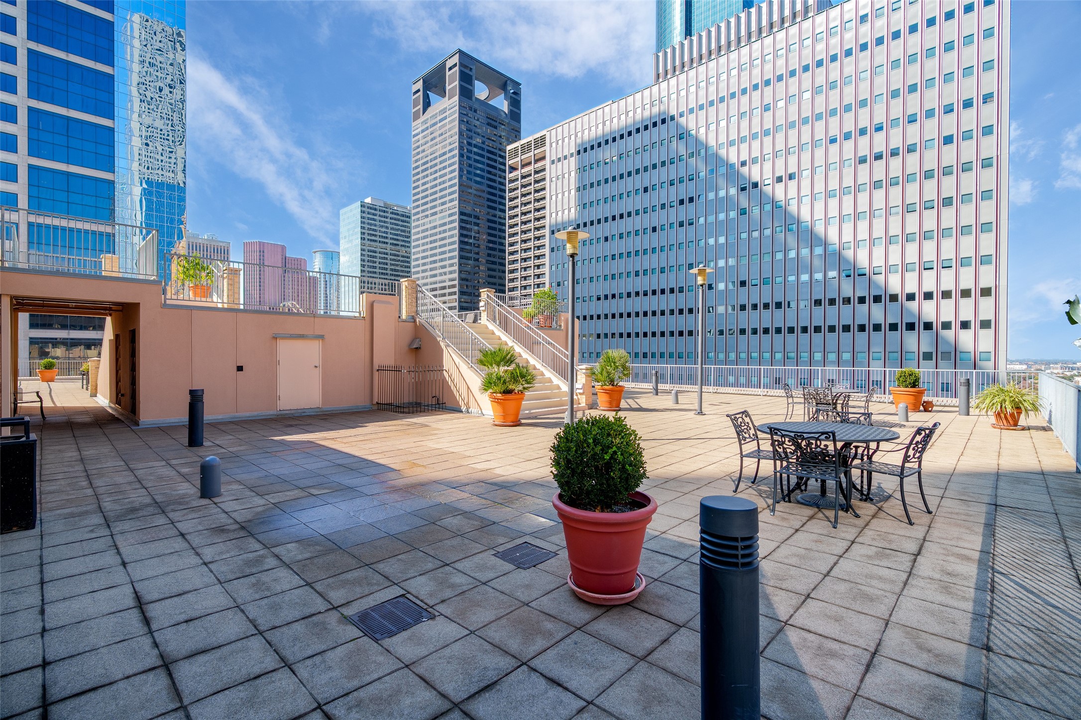 914 Main Street, Unit 1902 Houston, TX 77002 - Photo 24 of 32 a view of outdoor space with plants
