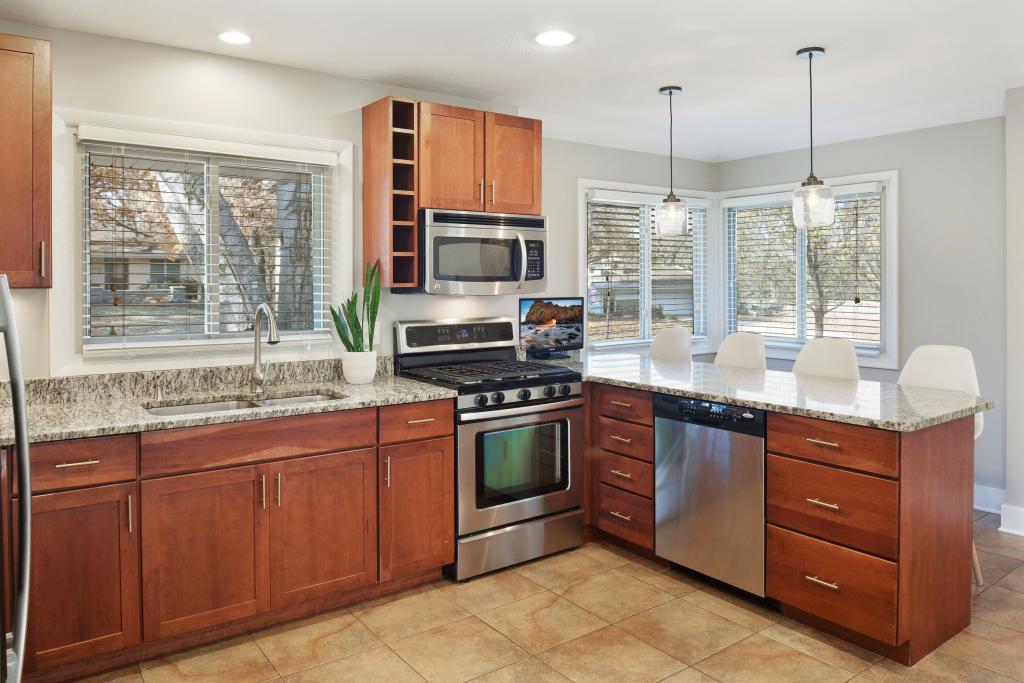 2560 Vale Crest Road Golden Valley, MN 55422 - Photo 11 of 35