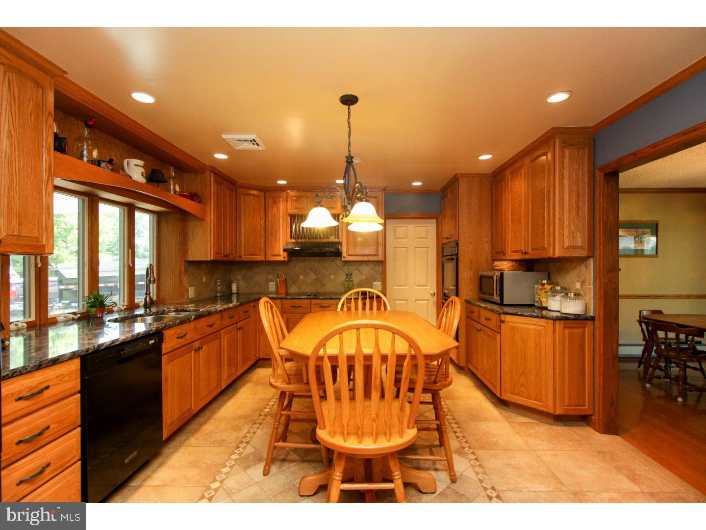 17 Flamingo Road Levittown, PA 19056 - Photo 3 of 24