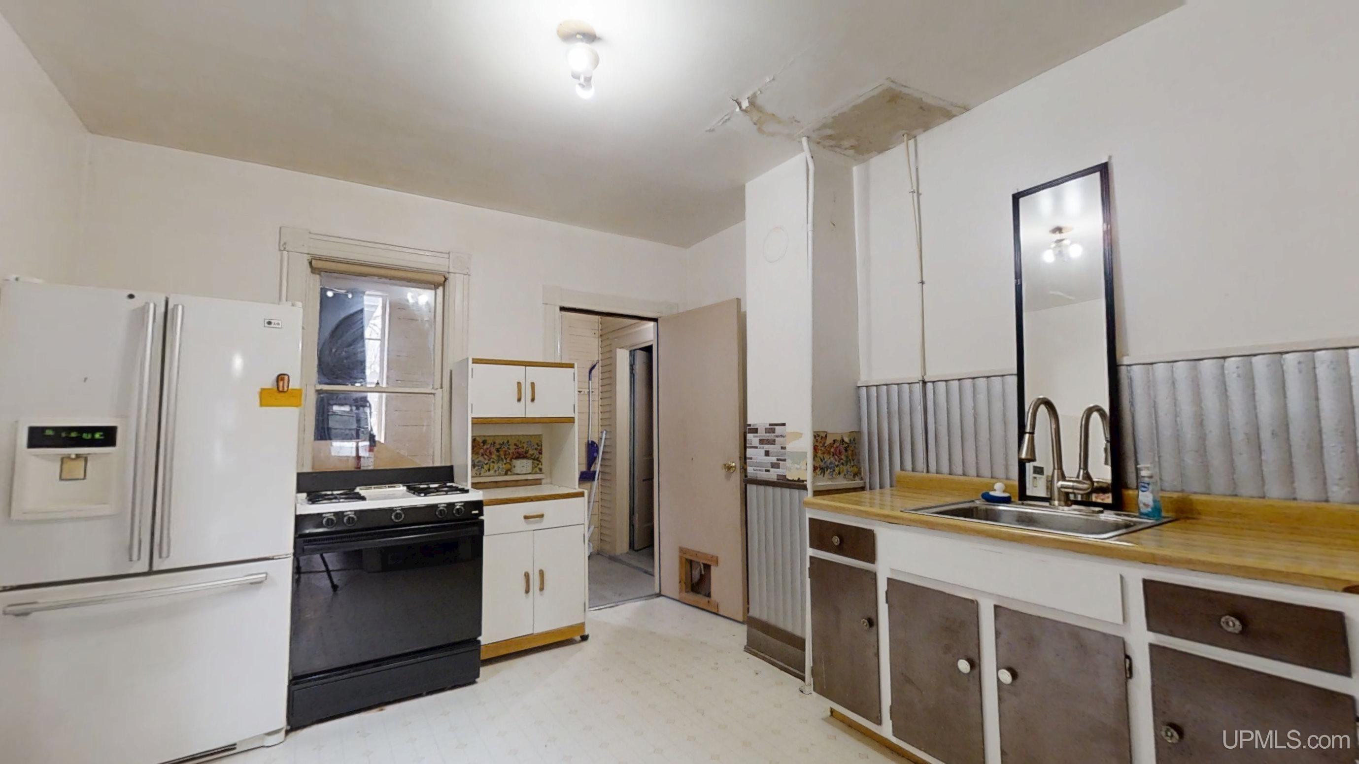 419 7th Street Calumet, MI 49913 - Photo 11 of 54
