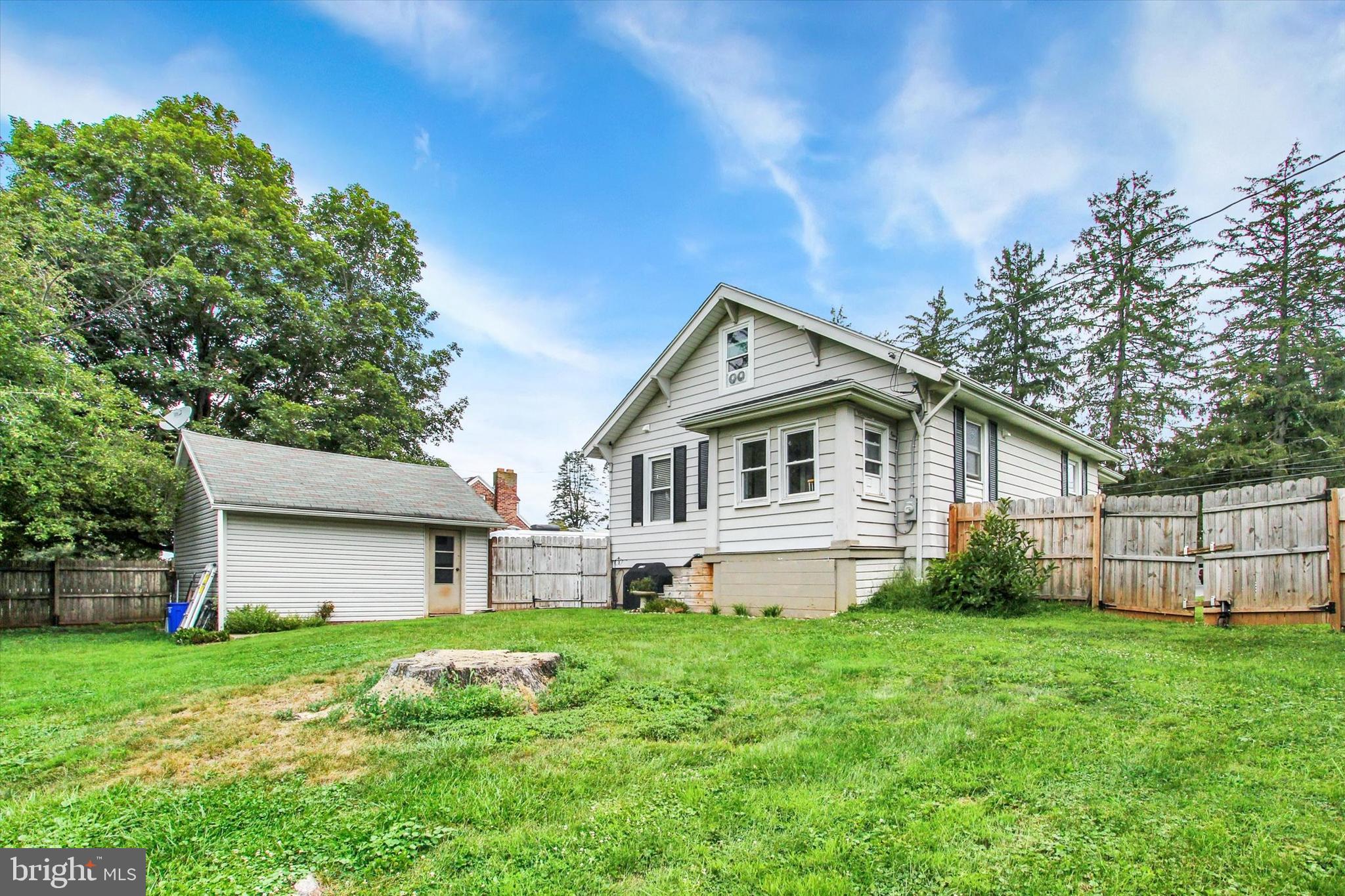 516 North Scott Street York, PA 17404 - Photo 16 of 22 a front view of a house with garden