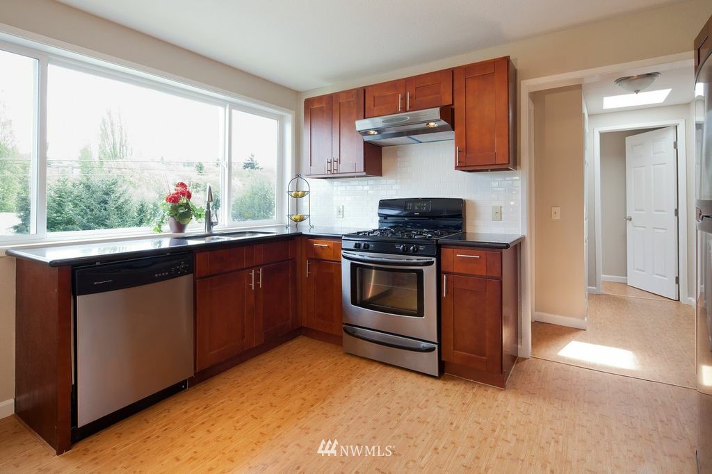 2803 Southwest Yancy Street Seattle, WA 98126 - Photo 4 of 15 Gallery Image 4