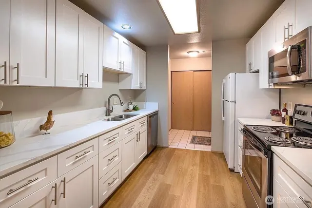 $894,000 | 200 99th Avenue Northeast, Unit 16, Bellevue, WA 98004