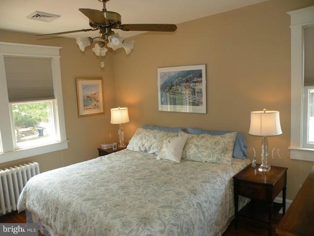805 Russell Road Alexandria, VA 22301 - Photo 3 of 27 a bedroom with a bed and a lamp