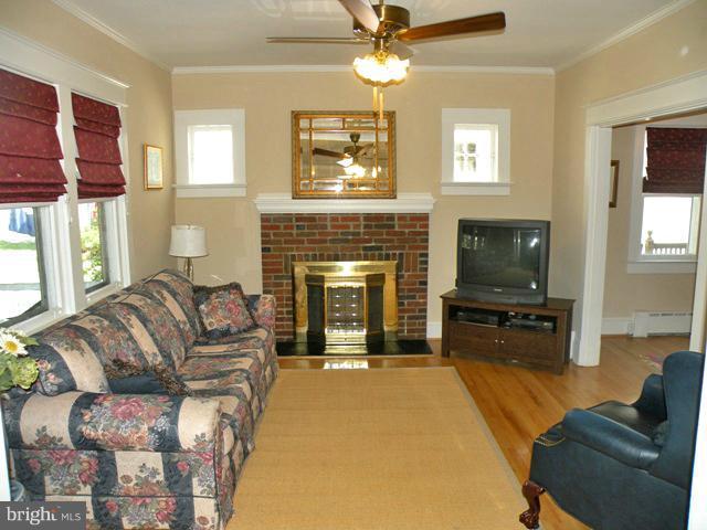 805 Russell Road Alexandria, VA 22301 - Photo 4 of 27 a living room with furniture flat screen tv and a fireplace