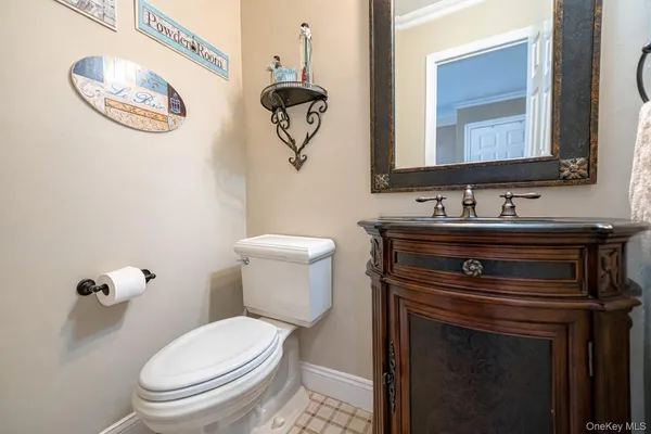 $699,888 | 240 Pond View Lane, Smithtown, NY 11787