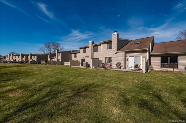 $699,888 | 240 Pond View Lane, Smithtown, NY 11787