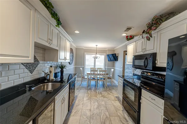 $699,888 | 240 Pond View Lane, Smithtown, NY 11787