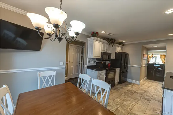 $699,888 | 240 Pond View Lane, Smithtown, NY 11787