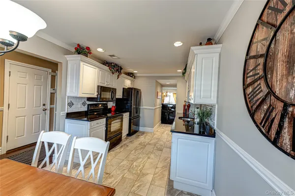 $699,888 | 240 Pond View Lane, Smithtown, NY 11787