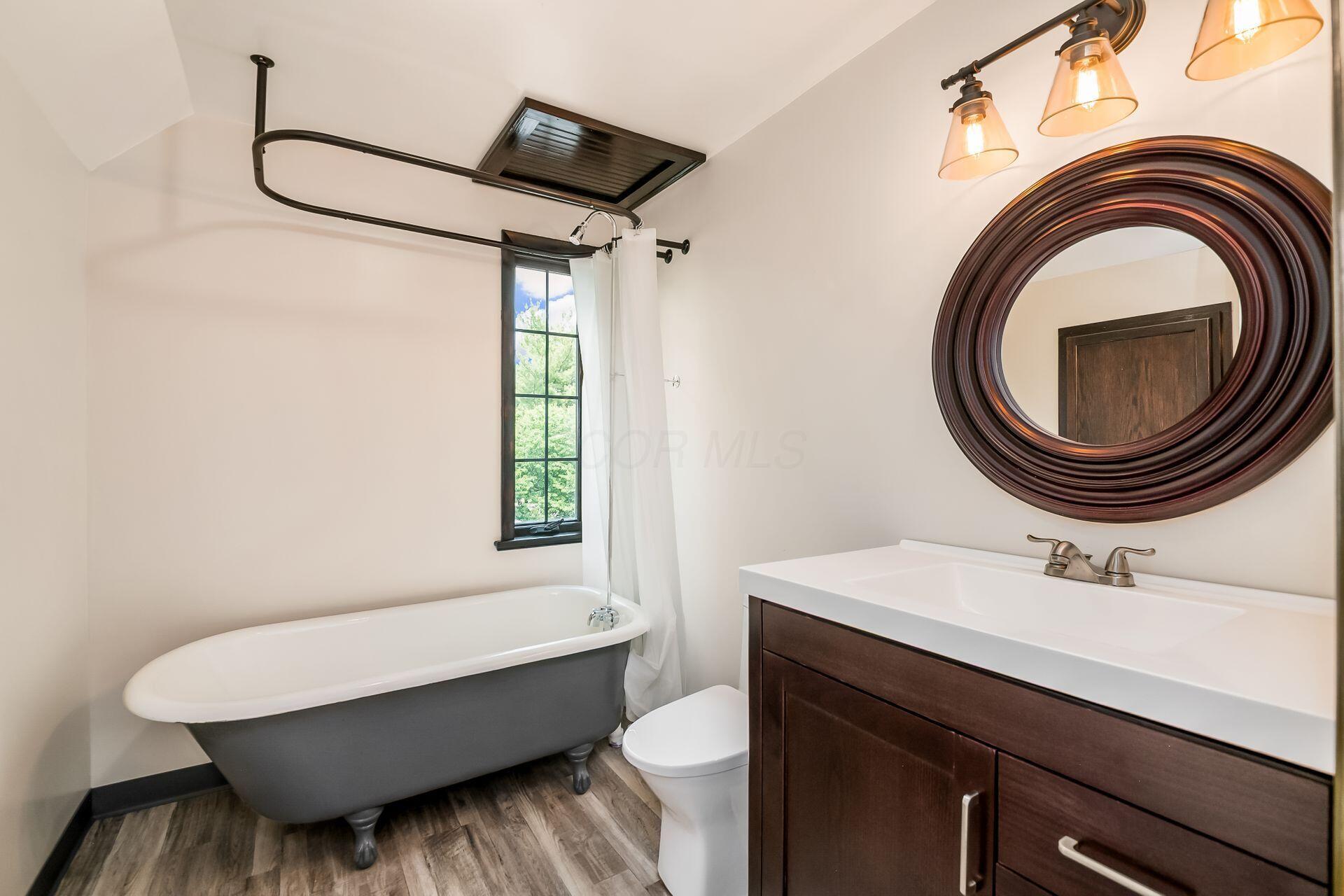 141 South Kellner Road Columbus, OH 43209 - Photo 49 of 63 Ensuite third floor bath!