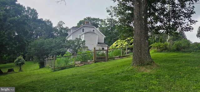 a view of a house with a backyard