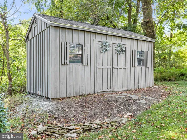 a view of a back yard