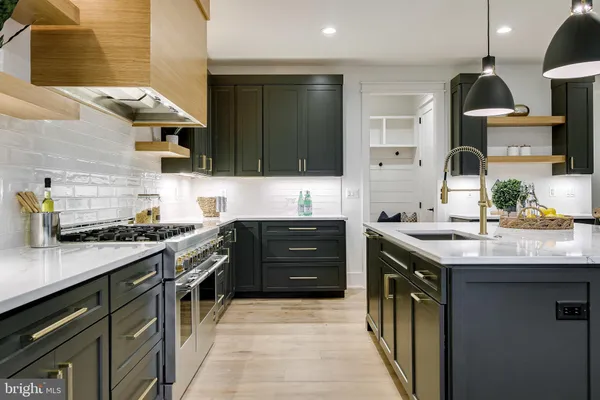 $2,925,000 | 930 Fairway Drive Northeast, Vienna, VA 22180