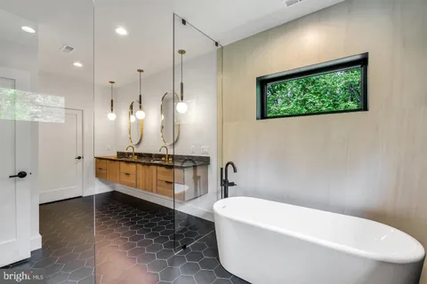 $2,900,000 | 930 Fairway Drive Northeast, Vienna, VA 22180