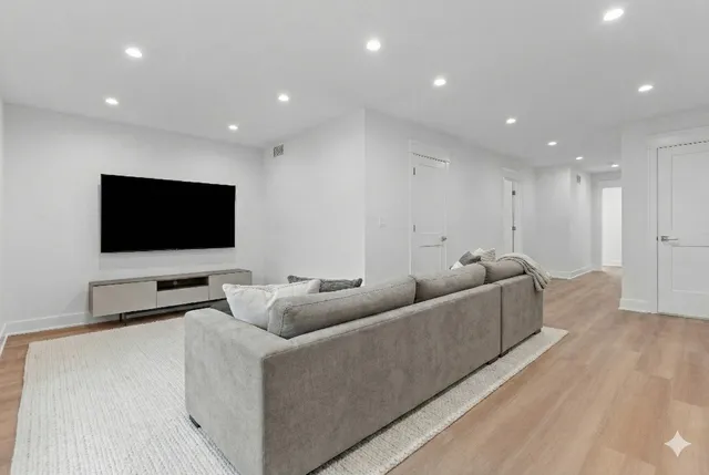 $950,000 | 832 North Mozart Street, Chicago, IL 60622