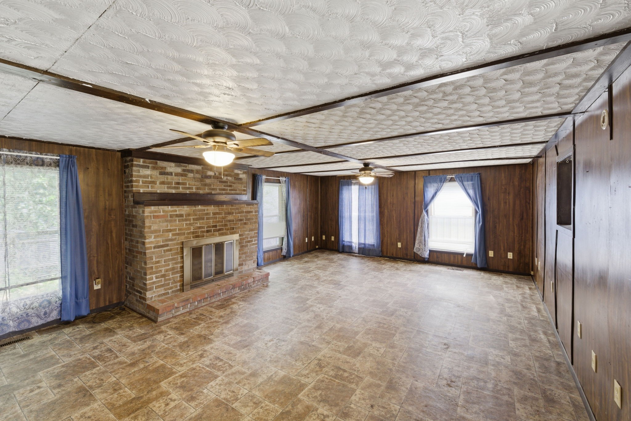 207 Center Street Portland, TN 37148 - Photo 4 of 26 an empty room with windows